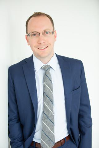 Steven Gares headshot